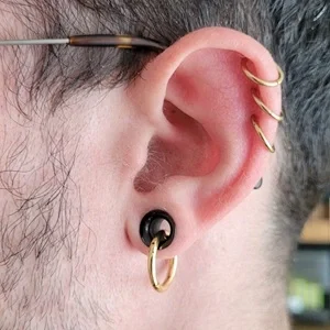 Nordik Piercing: lobe stretché et piercings helix