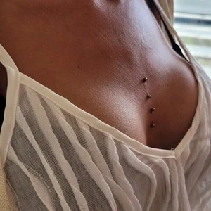 Nordik Piercing: double piercing cleavage